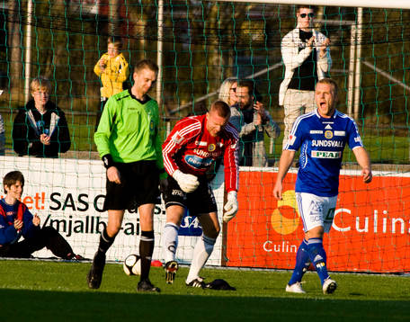 Fredrik Sundfors, målvakt, Sundsvall, var irriterad