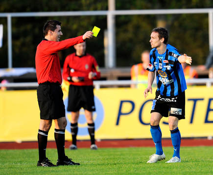 Shpetim Hasani, får gult kort Sirius, Bojan Pandzic, domare