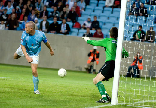 Daniel Andersson, Malmö försöker klacka in bollen bakom
