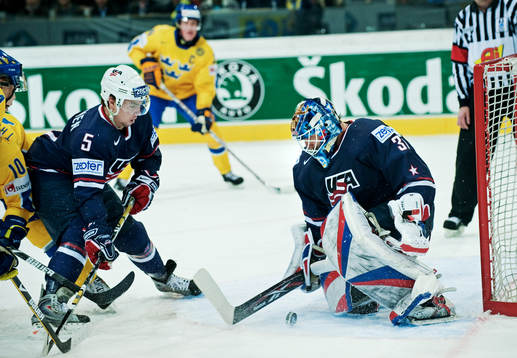 Matt Niskanen och Robert Esche, målvakt, USA, stoppar en