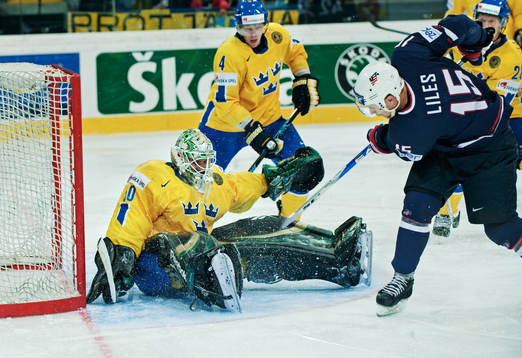 Jonas Gustavsson, målvakt, Sverige, räddar ett skott