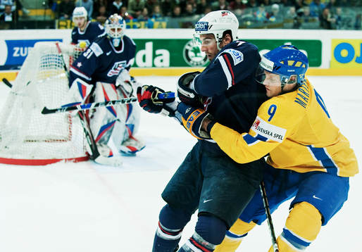 Tony Mårtensson, Sverige, håller tag om Peter Harrold, USA