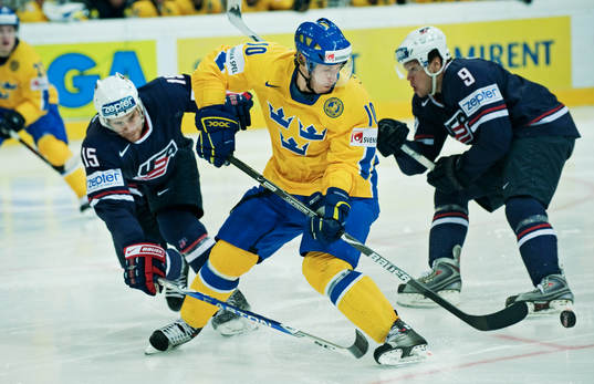 Martin Thörnberg, Sverige, har kontroll på pucken