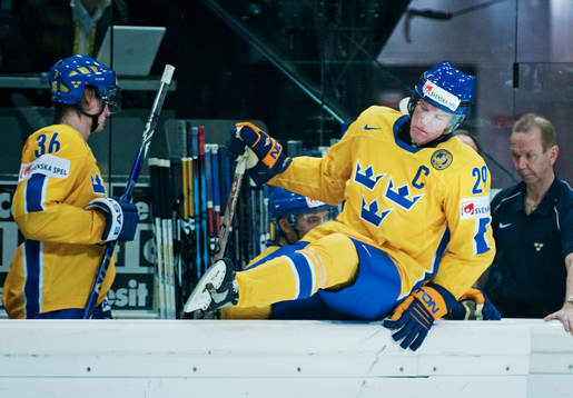Kenny Jönsson, Sverige, spelar skadad