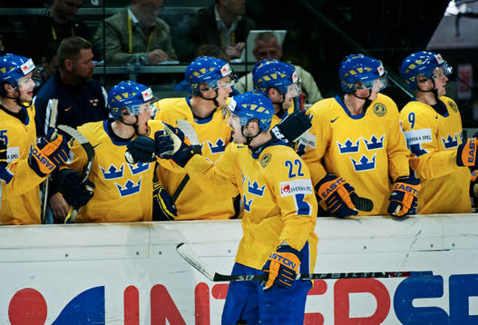Niklas Persson, Sverige, gratuleras till sitt mål. Jubel