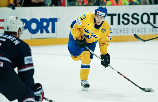 Linus Omark, Sverige, är på väg att finta bort Matt