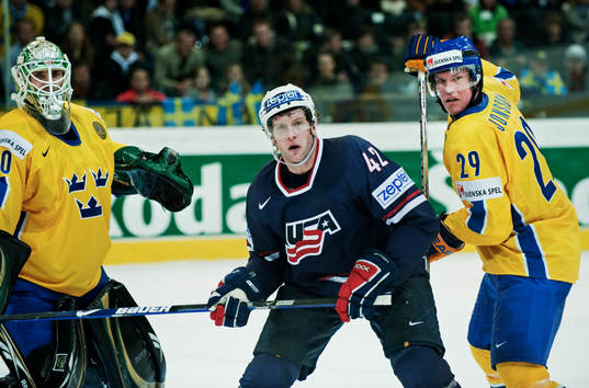 Kenny Jönsson, Sverige, ser till att David Backes, USA,