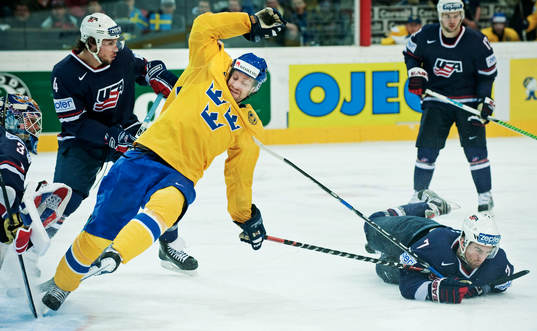 Marcus Nilson, Sverige, blir neddragen av Peter Harrold, USA