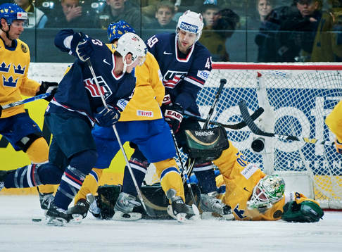Rörigt framför Jonas Gustavsson, målvakt, Sverige