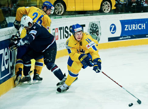 Medan Marcus Nilson uppehåller Peter Harrold, USA, tar