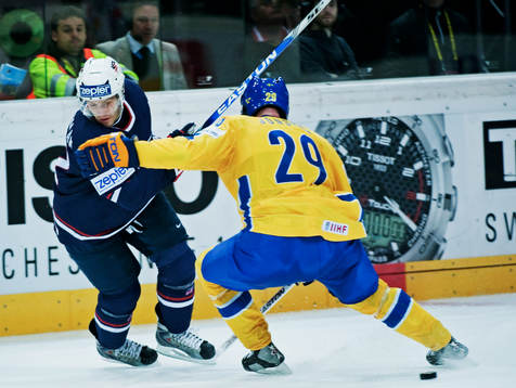 Lee Stempniak, USA, stoppas av Kenny Jönsson, Sverige
