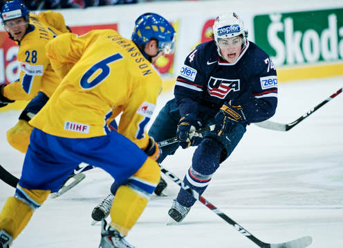 T J Oshie, USA, stormar fram