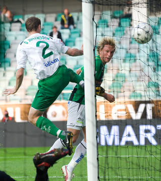 Tommy Lycén nära nicka in en boll