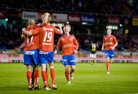 Jubel av Henrik Larsson och Rasmus Jönsson som möts upp