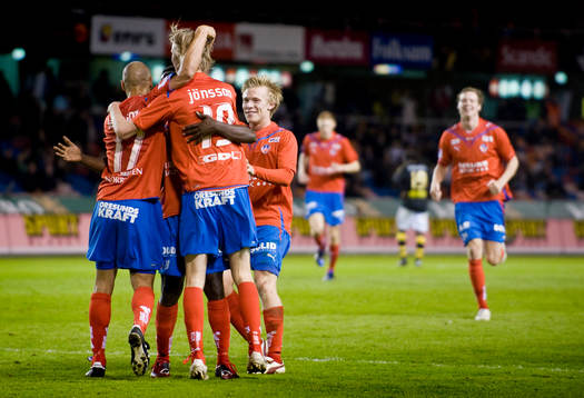 Jubel av Henrik Larsson och Rasmus Jönsson som möts upp