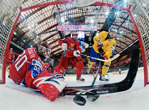 Kristian Huselius, Sverige, gör 5-5 på Ilya Bryzgalov,