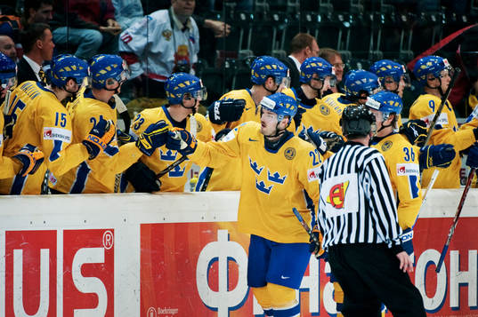 Niklas Persson, Sverige, gratuleras till sitt 2-3-mål