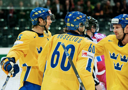 Rickard Wallin, Sverige, gratuleras till sitt 0-1-mål
