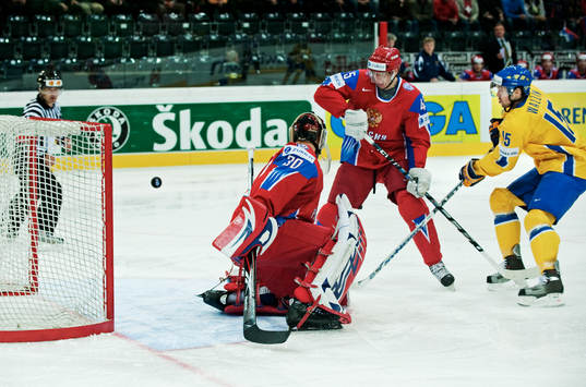 Rickard Wallin, Sverige, gör 0-1 bakom Ilya Bryzgalov,