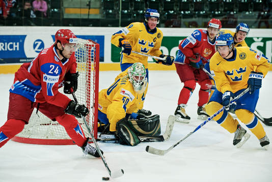 Alexander Frolov, Ryssland, åker in mot Jonas Gustavsson,
