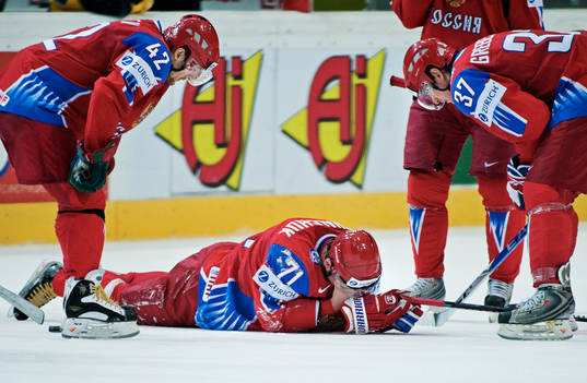 Ilya Kovalchuk, Ryssland, ligger på isen skadad. Skada