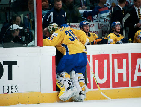 Johan Holmqvist, målvakt, Sverige, fick utgå ur matchen