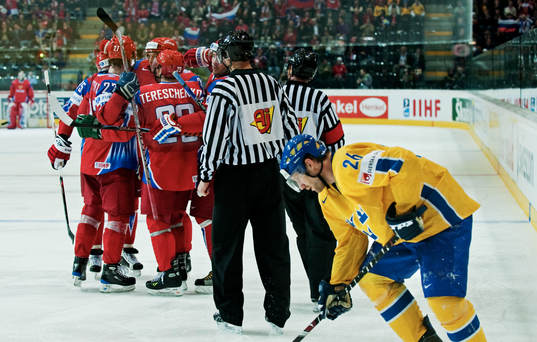 Marcus Nilson, Sverige, deppar medan de ryska spelarna