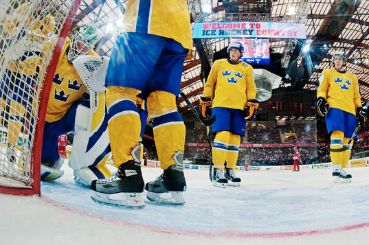 Loui Eriksson och Mattias Weinhandl ser på när Johan