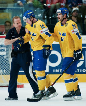 Johan Andersson, Sverige, fördes ut med en skada
