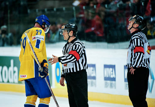 Kenny Jönsson, Sverige, pratar med domare