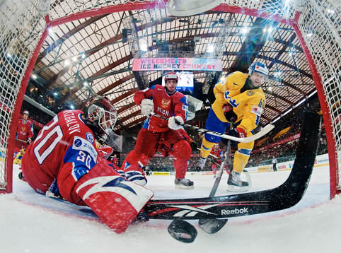 Kristian Huselius, Sverige, gör 5-5 på Ilya Bryzgalov,