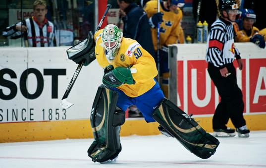Jonas Gustavsson, målvakt, Sverige, åker in på isen för