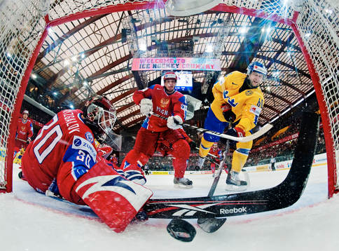 The Russian goaltender Ilya Bryzgalov can't reach the puck