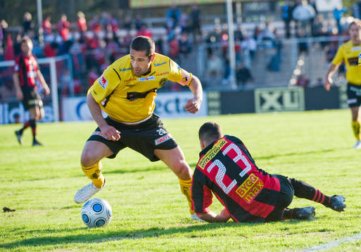 Emir Bajrami, Elfsborg, vänder bort Dalil Benyahia,