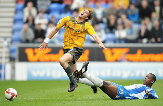 Titus Bramble, Wigan tacklar Johan Elmander, Bolton