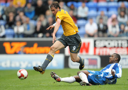 Titus Bramble, Wigan tacklar Johan Elmander, Bolton