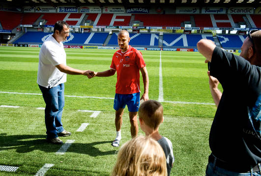 Henrik Larsson skrev autografer och ställde upp på bild