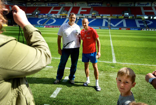 Henrik Larsson skrev autografer och ställde upp på bild