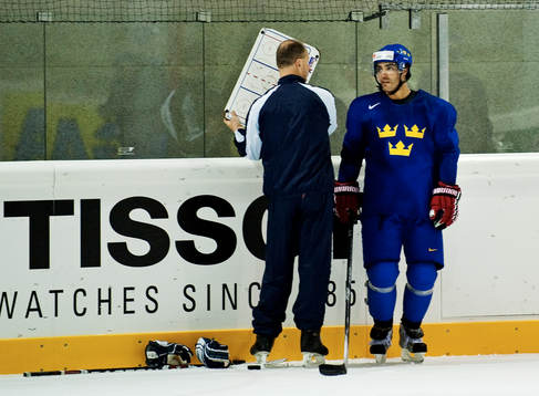 Johnny Oduya får instruktioner