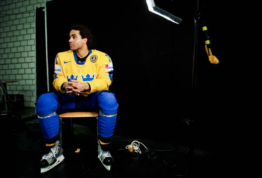 Johnny Oduya sitter och väntar på en tv-intervju