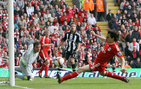 Yossi Benayoun petar in första målet för Liverpool