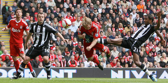 Dirk Kuyt nickar in andra målet för Liverpool