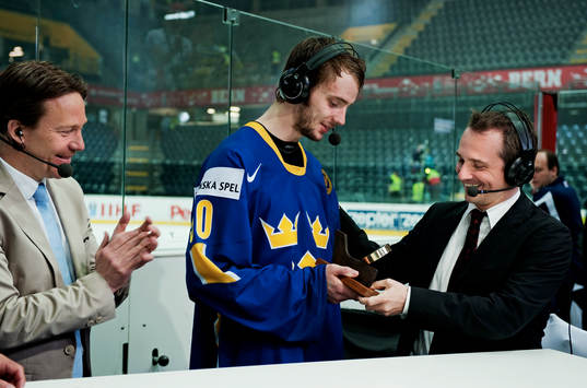 Jonas Gustavsson, målvakt, tar emot priset Guldpucken