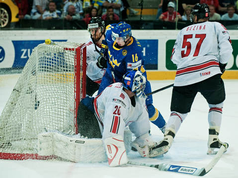 Johan Andersson, Sverige, gör 0-4 bakom Martin Gerber,