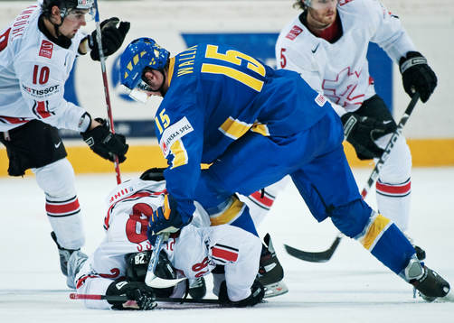 Rickard Wallin, Sverige, trycker ner Martin Plüss, Schweiz
