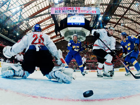 Tony Mårtensson, Sverige, ser 0-1-pucken gå in bakom