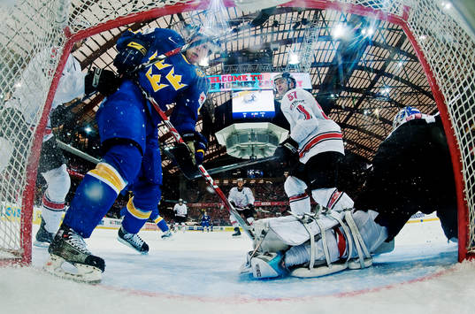 Johan Andersson, Sverige, ser 0-4-målet gå in