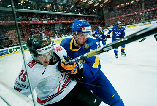 Nicklas Grossman, Sverige, tacklar Thibaut Monnet, Schweiz
