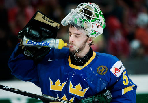 Jonas Gustavsson, målvakt,  sprutar vatten i ansiktet