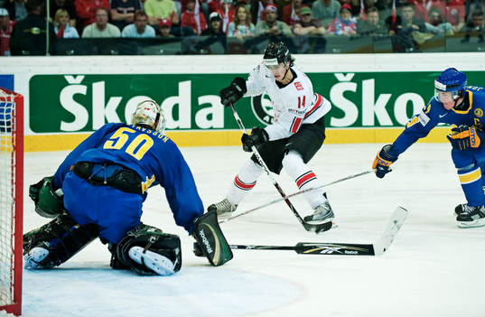 Jonas Gustavsson, målvakt, och Kenny Jönsson, Sverige,